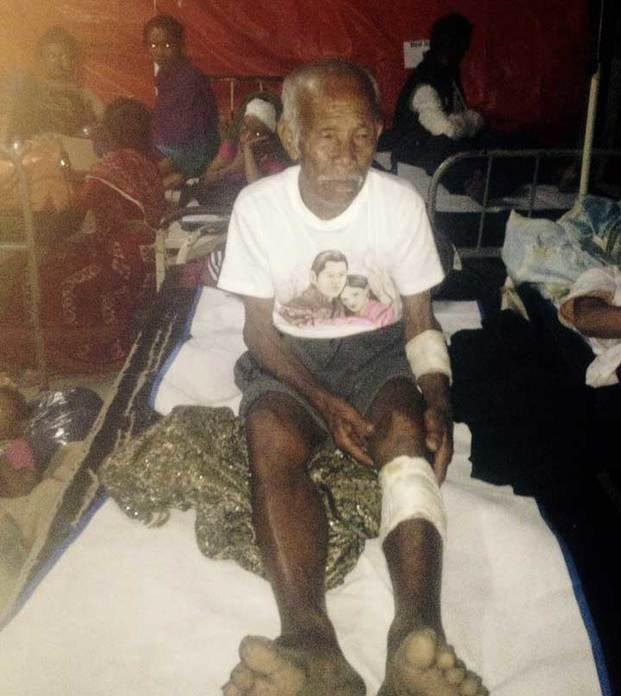 Hallan vivo a un hombre de 101 años bajo los escombros en Nepal