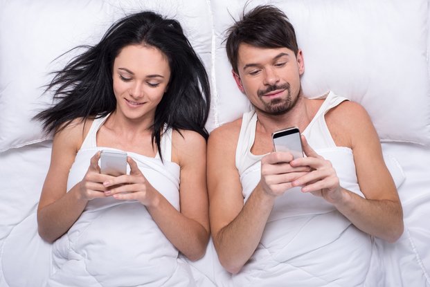 Tecnología en la cama: ¿un peligro para la intimidad de la pareja?