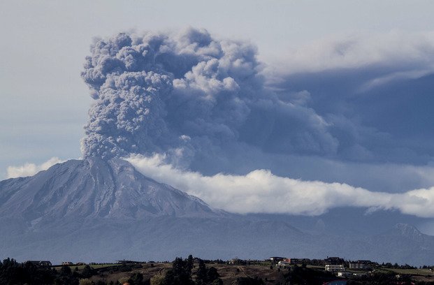 Aguardan una inminente erupción del volcán chileno y suspenden vuelos en Neuquén