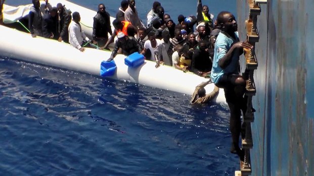 Al menos 40 muertos en un nuevo naufragio de inmigrantes en Italia
