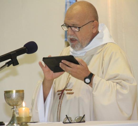 Para dar misa, sacerdote cambió los tradiconales libros litúrgicos por la tablet