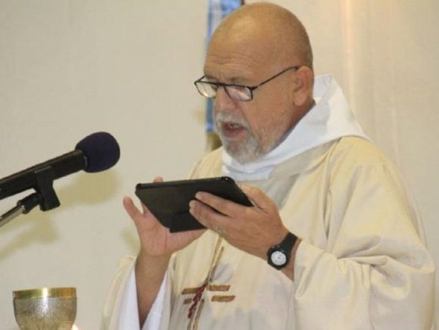 Un sacerdote “2.0” da misa con una tablet