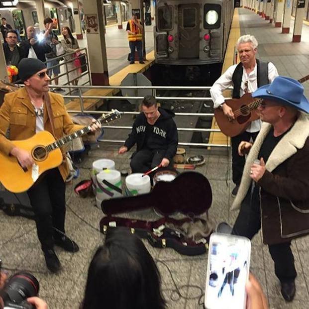 U2 improvisó un recital en el subte de Nueva York
