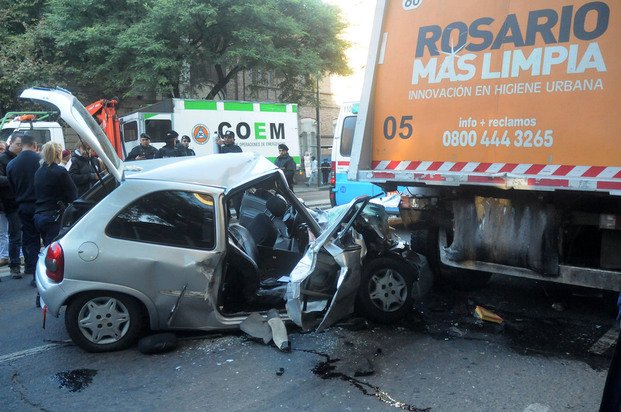 Chocaron contra un camión de basura en Rosario: 4 muertos