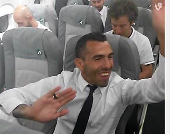 Festejo Apache: en el avión y en 
italiano Tevez cantó por la Juve