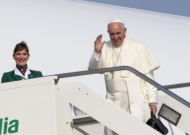Francisco ya viaja rumbo a Ecuador donde lo esperan miles de fieles