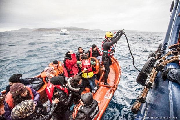 Rescatan a 91 inmigrantes que naufragaban en las aguas del mediterraneo
