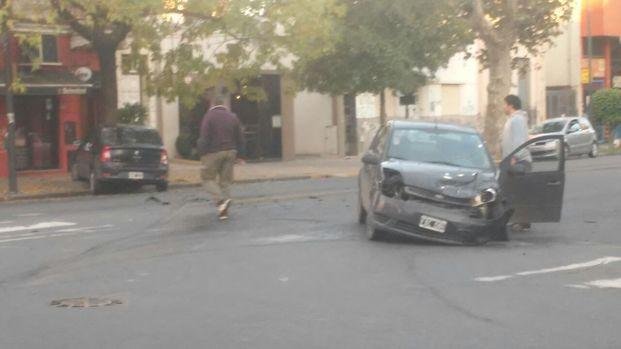 Choco y dio contra un árbol