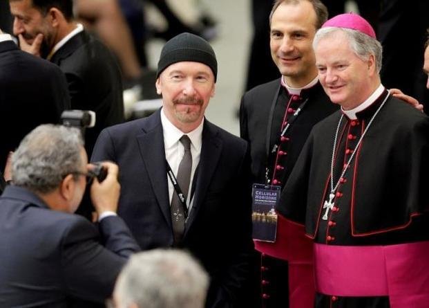 The Edge: un rockero suelto en la Capilla Sixtina