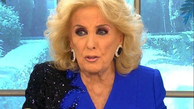 Mirtha recibió un collar de Moyano y pidió por el fin de los despidos