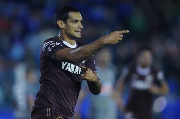 Lanús venció a Tigre y mantiene distancia en la punta