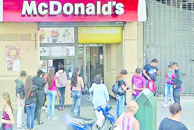 Se llevaron millonario botín de un local de comidas rápidas en 7 y 47