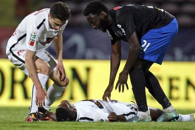 Conmoción en el fútbol europeo por la muerte de un jugador en pleno partido