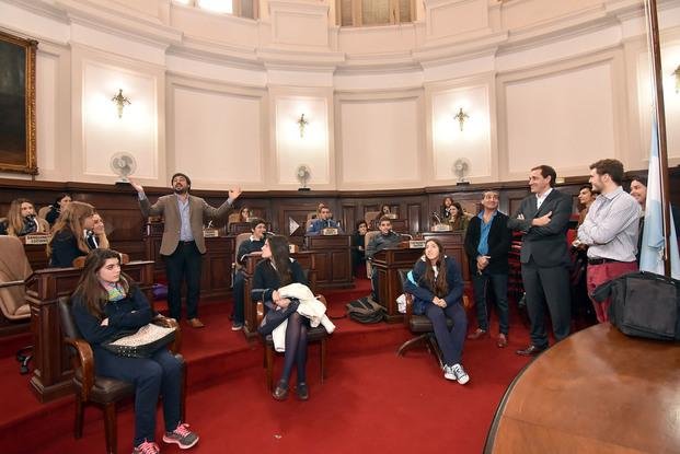 Toma forma la idea de crear un parlamento juvenil  en la Ciudad