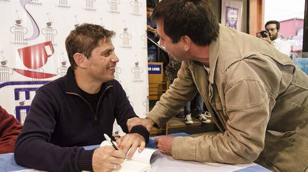 Kicillof firmó libros en Tucumán y acusó a Macri de generar desempleo
