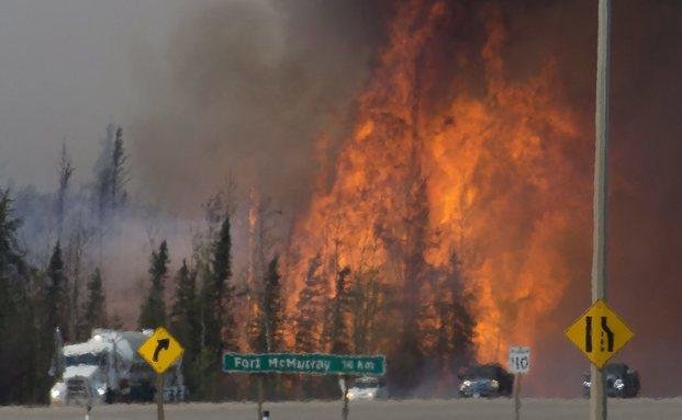 Canadá: incendio forestal obliga a evacuar 90 mil personas