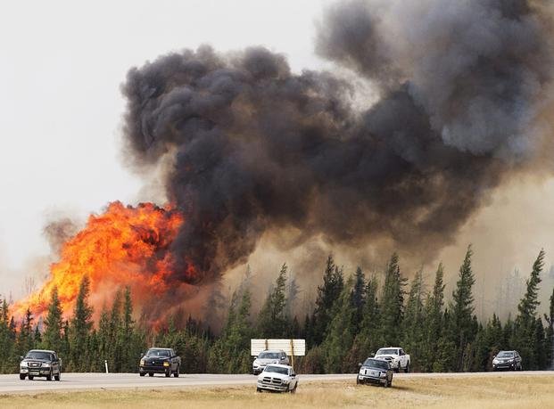 Un gigantesco incendio forestal  avanza sin control en Canadá y quema más de 160.000 hectáreas