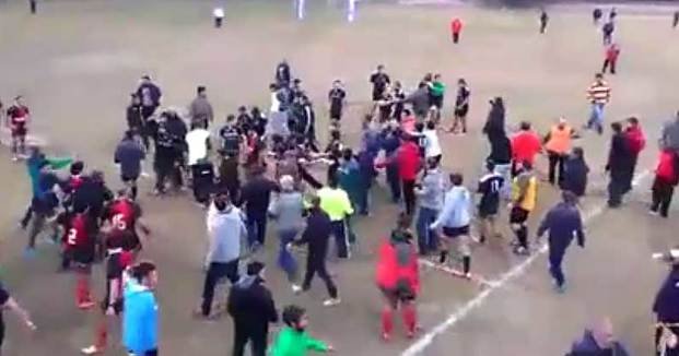 Escándalo: Un partido de rugby terminó en una verdadera batalla campal entre jugadores y seguidores