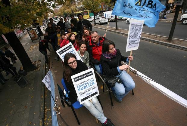 Docentes universitarios continúan con las medidas de fuerza