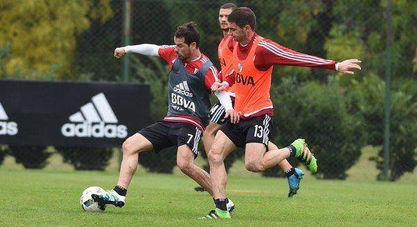 Mercado y Mora se meterán de arranque ante Gimnasia