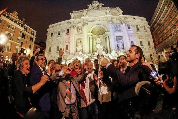 Italia aprueba la unión civil homosexual, pero les niega la adopción