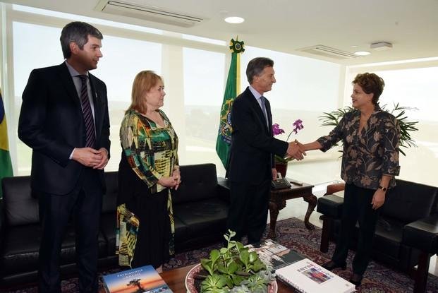 El Gobierno, "preocupado" por el impacto económico de la crisis en Brasil