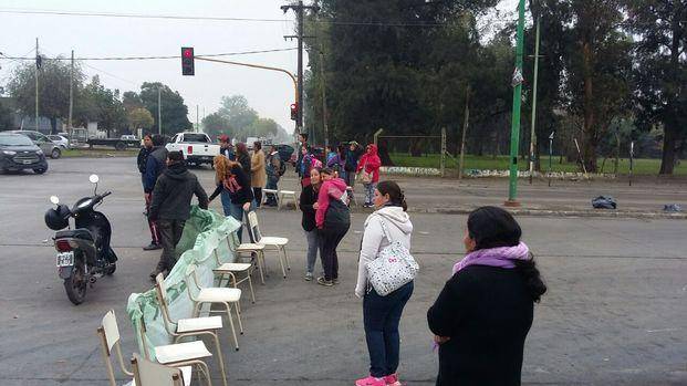Volvieron a cortar 44 y 155 por falencias 
edilicias en la escuela 77
