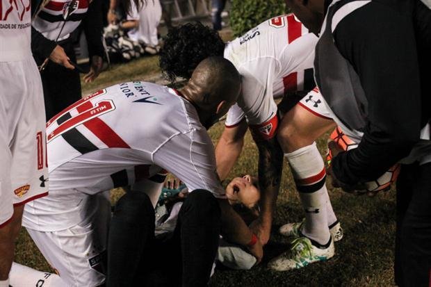 Cedió una baranda en pleno partido de San Pablo y varios hinchas terminaron en el foso