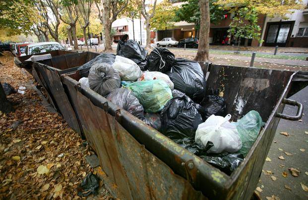 Volquetes con basura fastidian a vecinos del ministerio de Seguridad