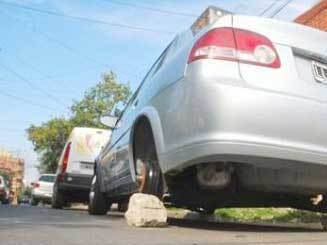 La Loma: cayó una banda de  roba ruedas en  plena acción