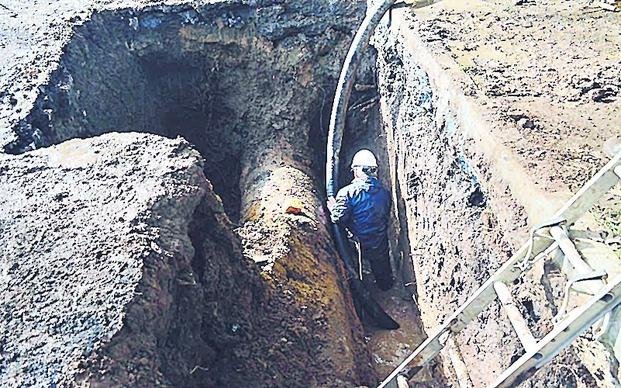 Reparan caño de la red de agua de los años fundacionales