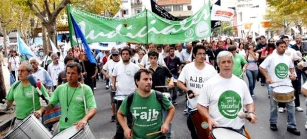Siguen en conflicto los judiciales y los médicos