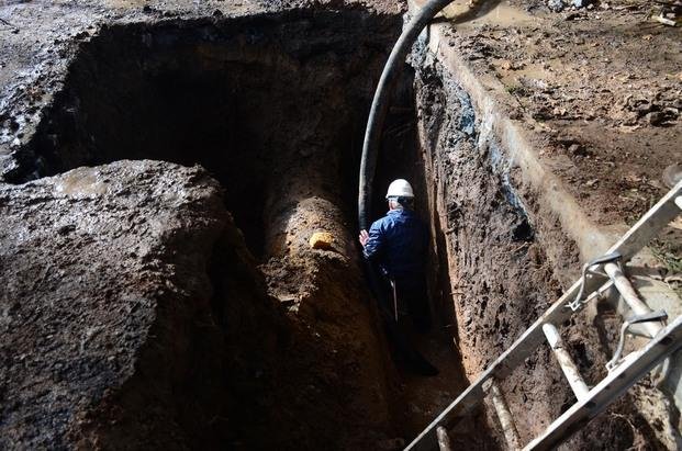 Cirugía mayor en un caño de la red de agua de los años fundacionales