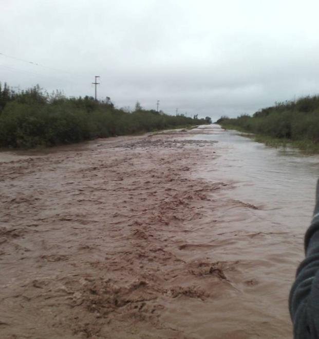 Evacuados y pueblos aislados por desborde de ríos en Catamarca