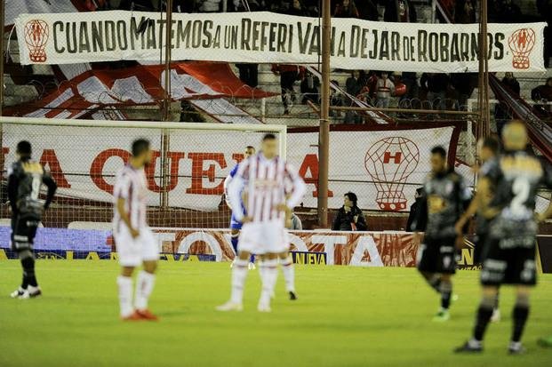 El árbitro paró el partido por la amenazante bandera que colgaron los hinchas de Huracán