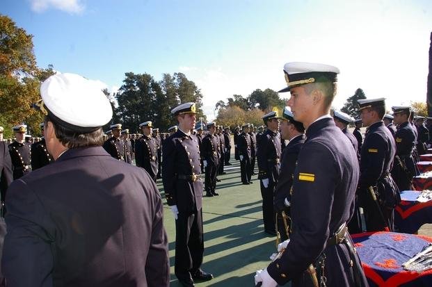Entrega de uniformes  en la Escuela Naval
