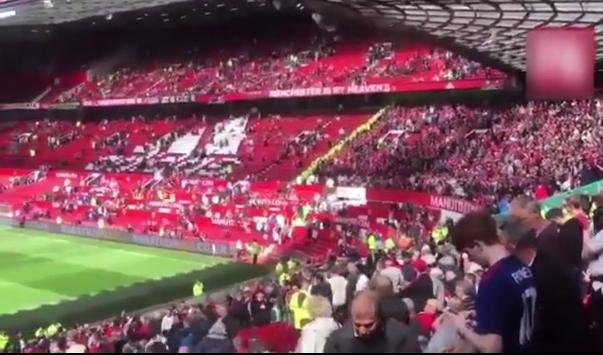 Suspenden partido del Manchester por la aparición de "paquete sospechoso" en el Old Trafford,