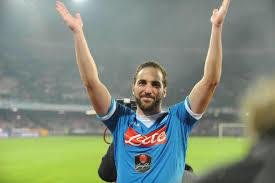 La increíble racha goleadora de Pipita Higuaín llegó a la misa de los napolitanos