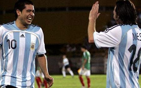 Riquelme: "Messi juega solo en la Selección"