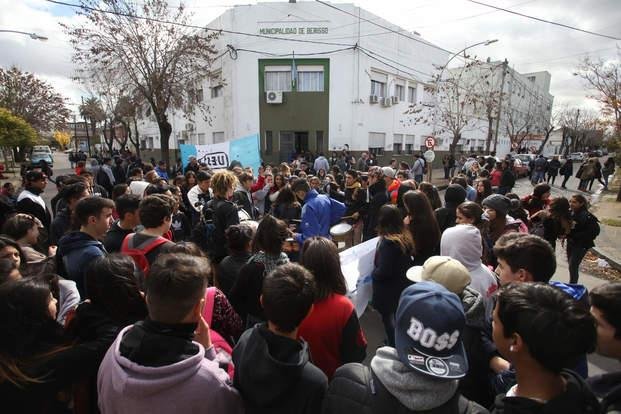 Estudiantes de Media 1 de Berisso volvieron a movilizarse