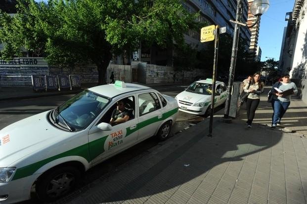 No afloja la presión de taxistas por la tarifa