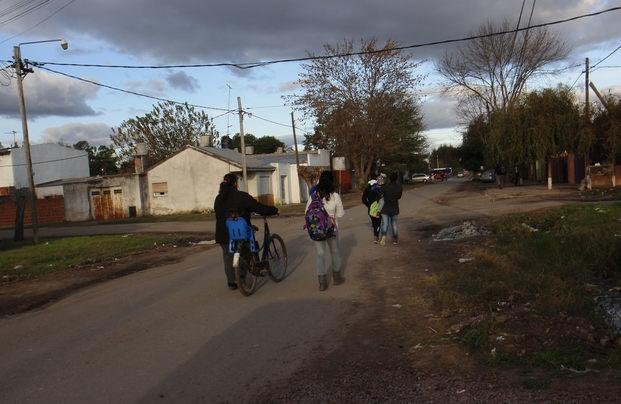 Le pegaron un tiro en la mano para robarle la moto en 50 y 153