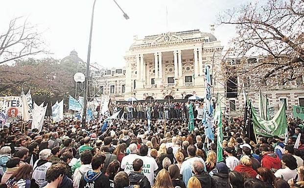 La marcha terminó con fuego y piedrazos