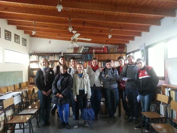 Alumnos de la Escuela 88, en  la biblioteca Alejo Iglesias