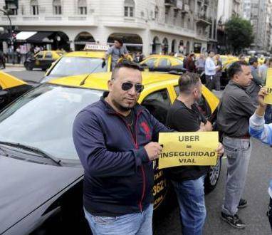 Asociaciones de taxistas denuncian penalmente a los choferes de Uber