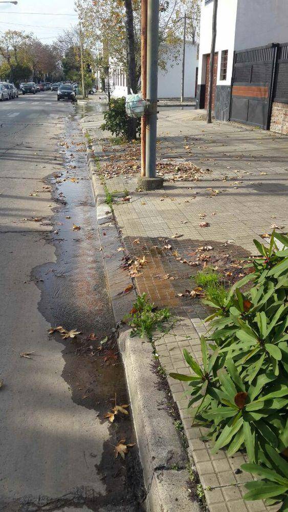 Nueva protesta por una pérdida de agua en el Casco Urbano