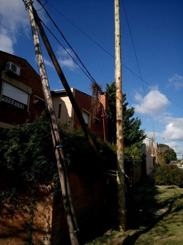 Advierten por un poste de luz 
quebrado en 24 y 507