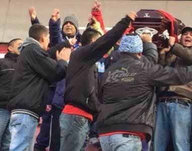 Pasearon féretro de un barra en el estadio