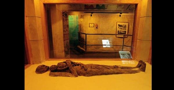 Arqueólogos hallan en Egipto la momia 
de una dama de la dinastía faraónica
