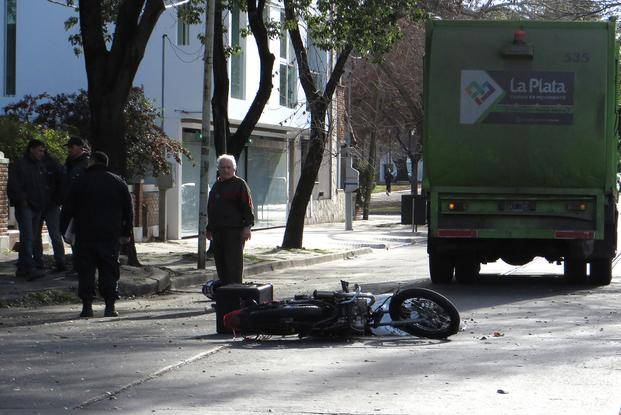 Derrapó con su moto y murió al ser aplastado por un camión